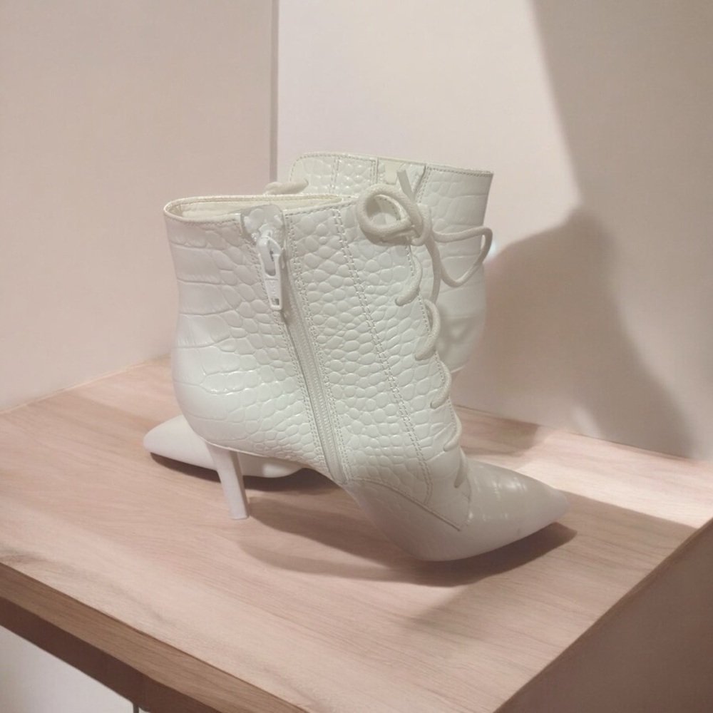 Gianni Bini white heeled boots size 7